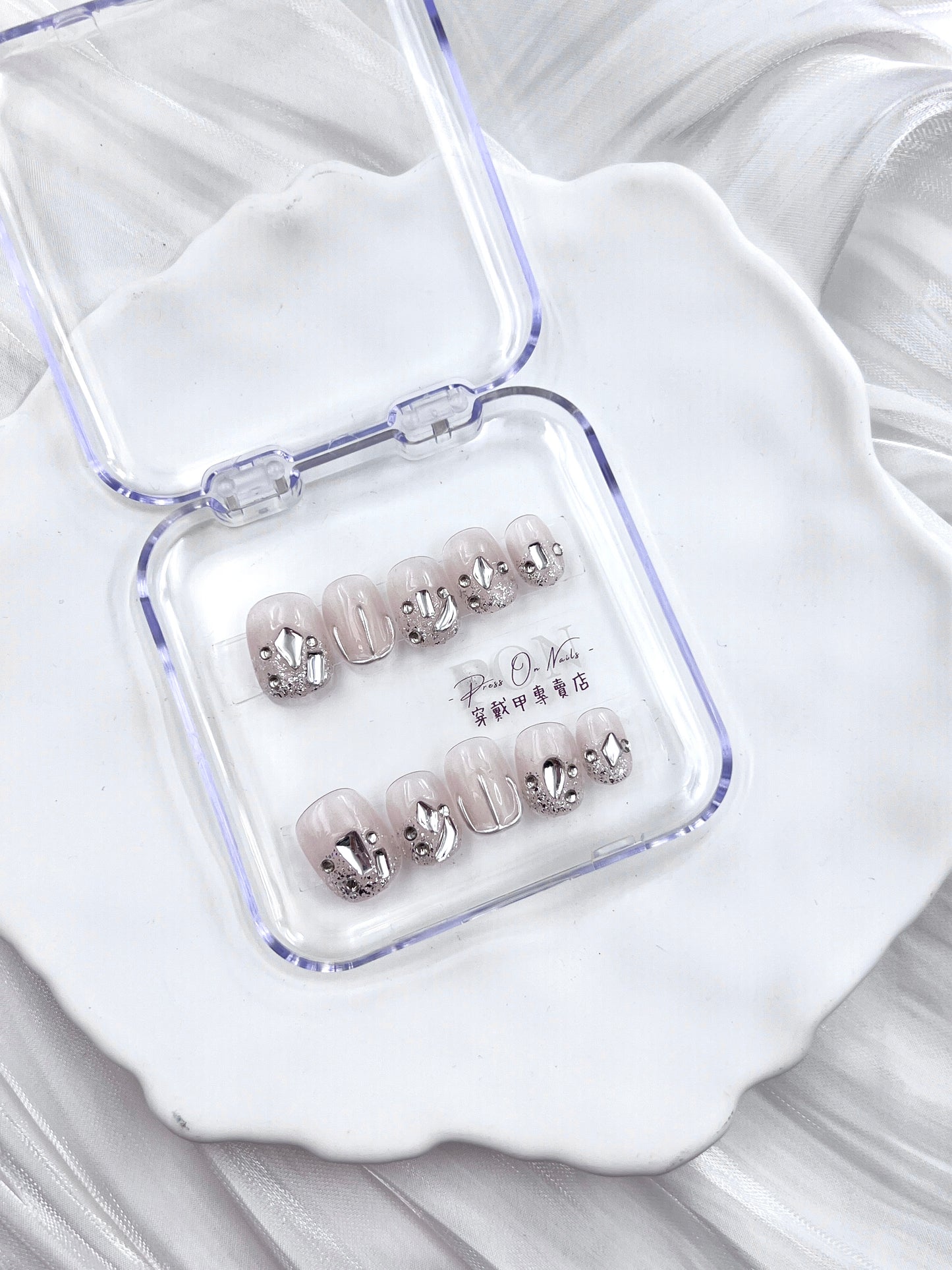 P428 Naked Rhinestone Wearing Nails Short Round press on nails