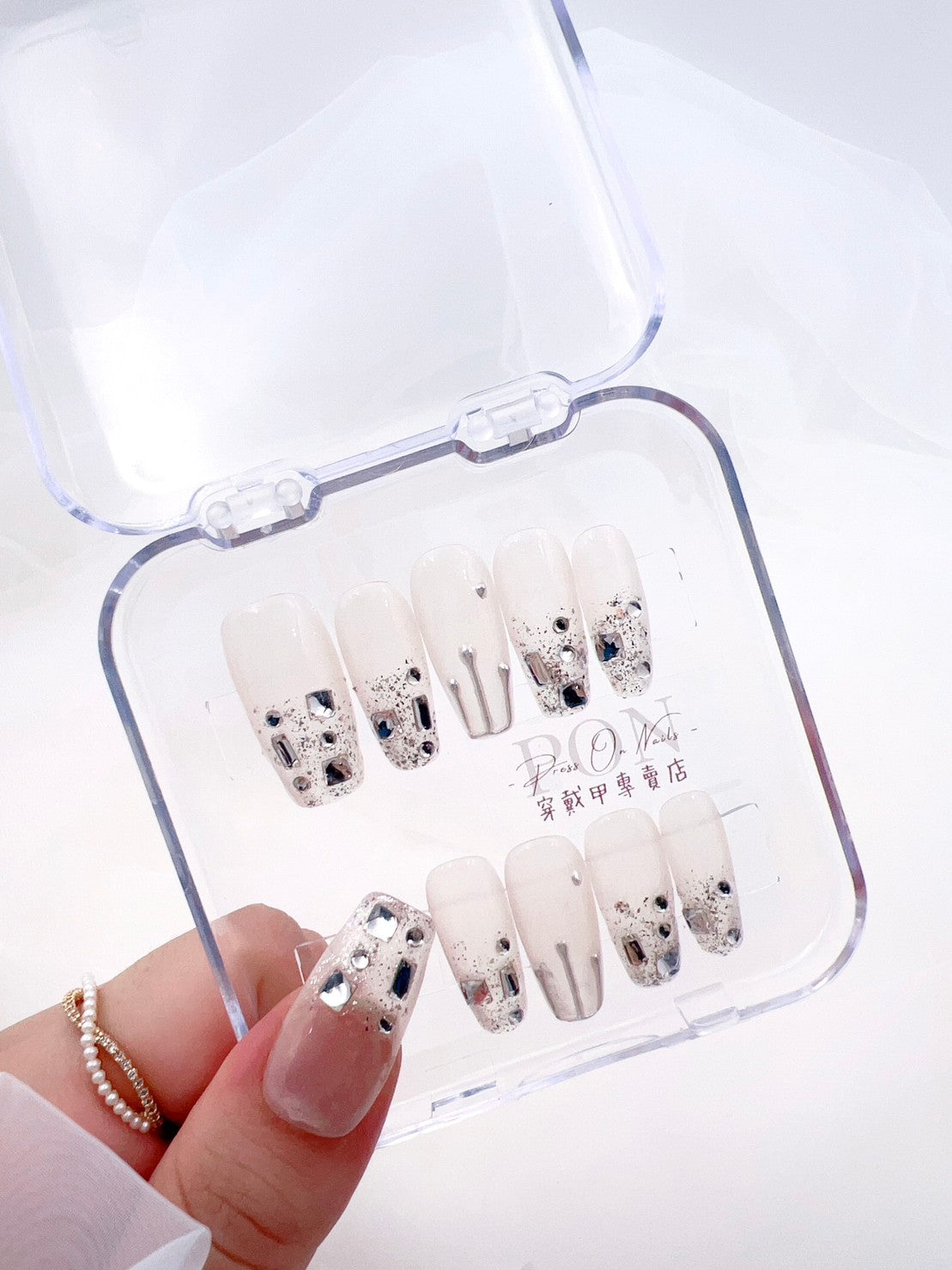 P428 Naked Rhinestone Wearing Nails Short Round press on nails