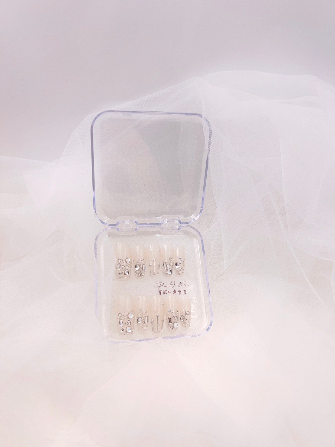 P428 Naked Rhinestone Wearing Nails Short Round press on nails