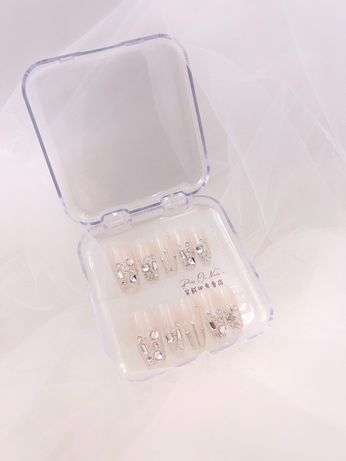 P428 Naked Rhinestone Wearing Nails Short Round press on nails